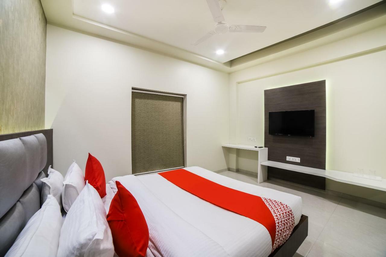 Capital O 41587 Hotel Airport Inn One Ahmadabad Zewnętrze zdjęcie